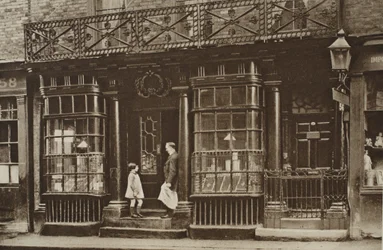 Livsmedelsbutik på 56 Artillery Lane, utanför Bishopsgate, från Wonderful London, publicerad 1926-27 (fotogravyr)